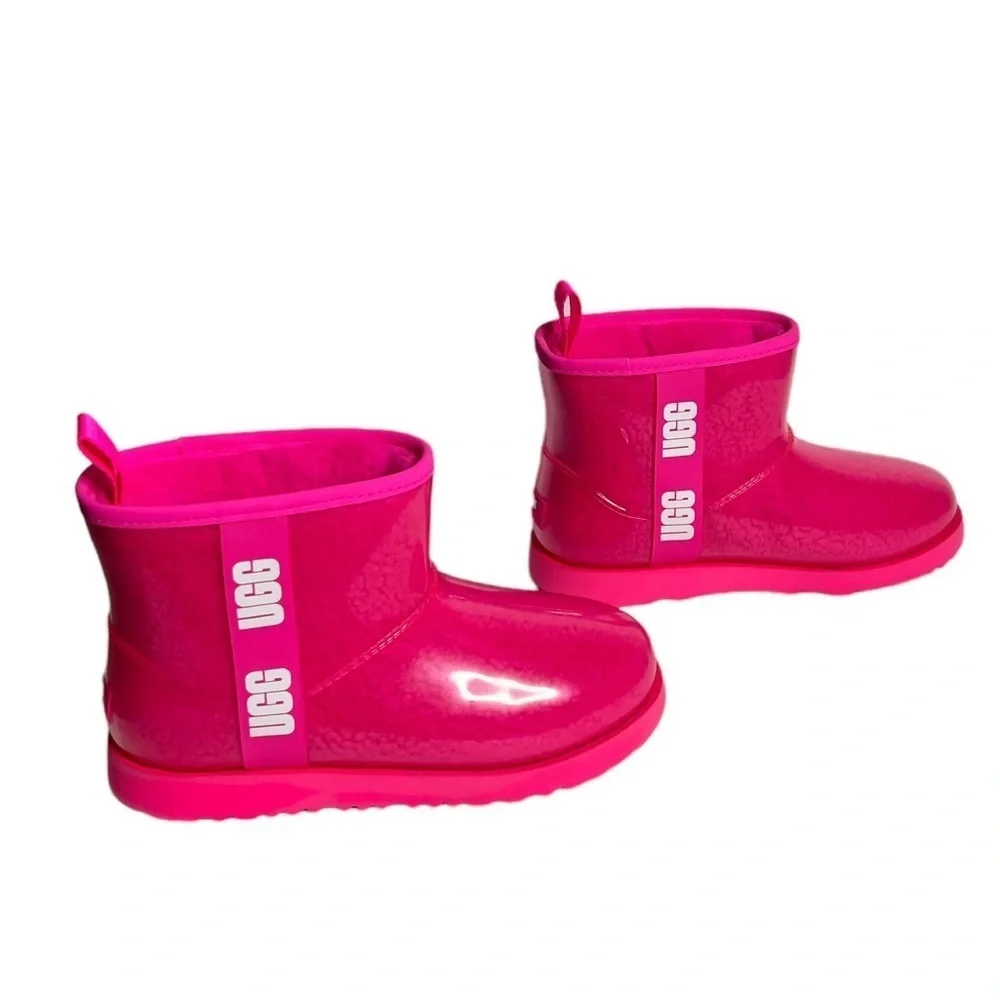 UGG Big Girl Size 6 Women’s Size 8 Classic Clear Mini Waterproof Ankle Boots